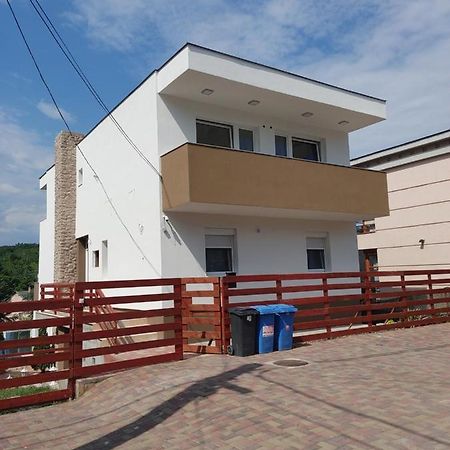 Fiesta Apartman Miskolc Exteriör bild