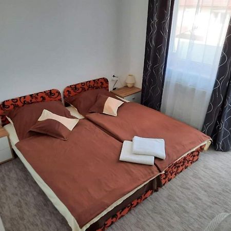Fiesta Apartman Miskolc Exteriör bild