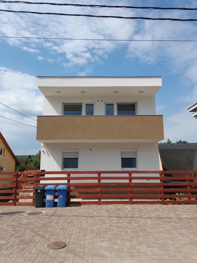 Fiesta Apartman Miskolc Exteriör bild